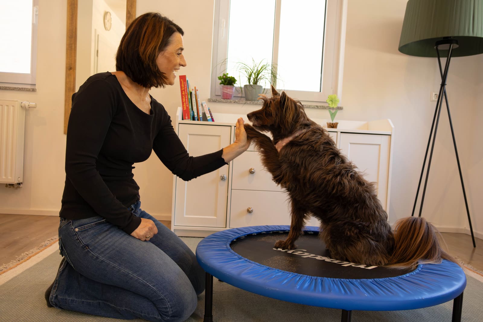Ilona Mücke-Ozasek mit Therapiebegleithündin Ilvi im Therapieraum